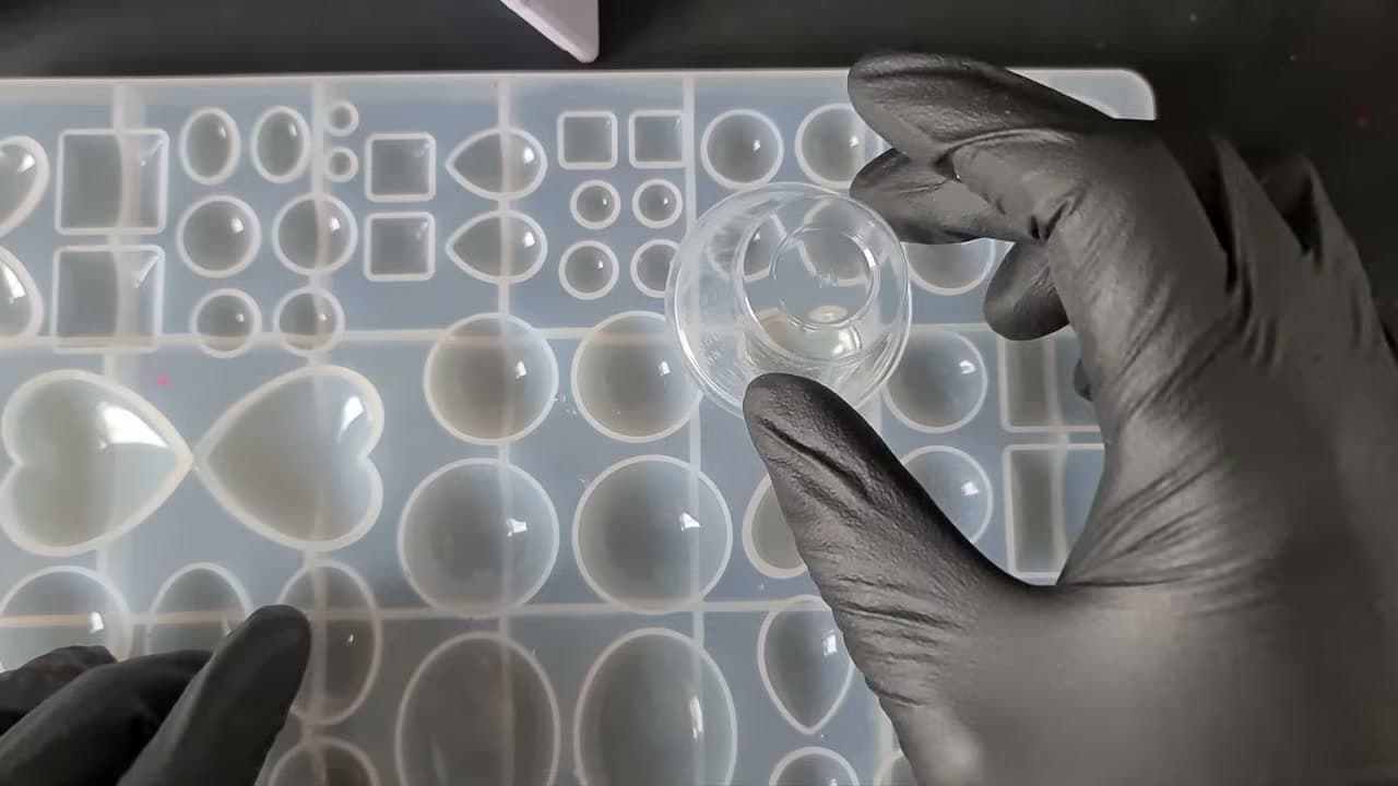 Step 8: Step 8: Put a Clear Cup Over the Mould
