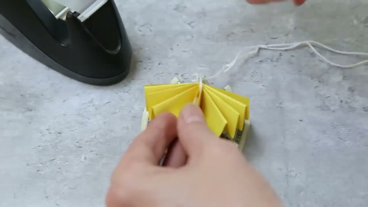 Step 10: Alternate Paper Fans and Bills All the Way Around - How to Make a Money Lei: 2 Easy Methods for Graduation