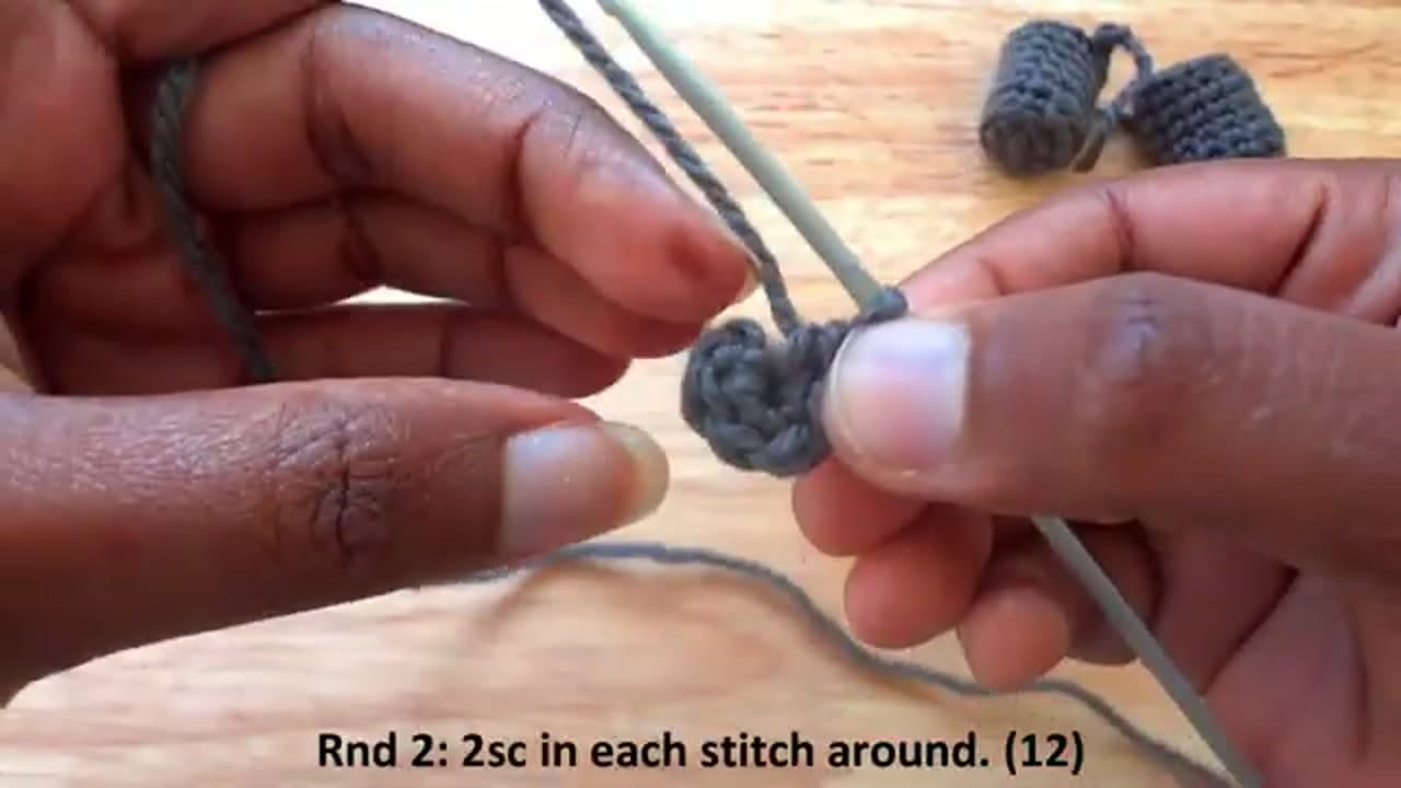 Step 1: Start the First Leg from a Magic Ring - How to Crochet an Elephant (Beginner Amigurumi Pattern)