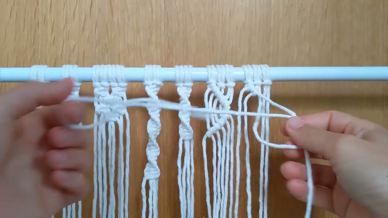 Step 5: Step 5: Tie Double Half Hitch Knots