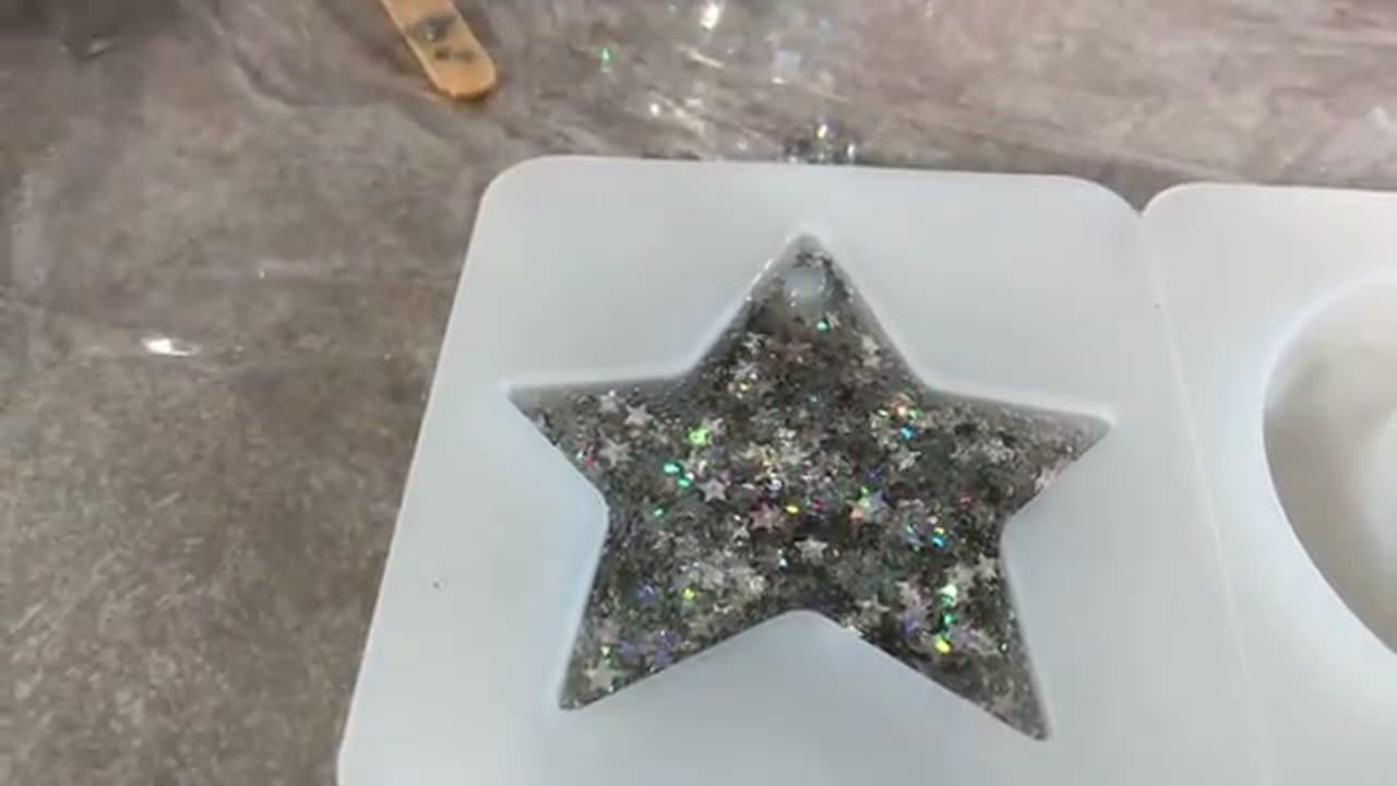 How to Make Resin Keychains (Beginner Mod Podge Resin)