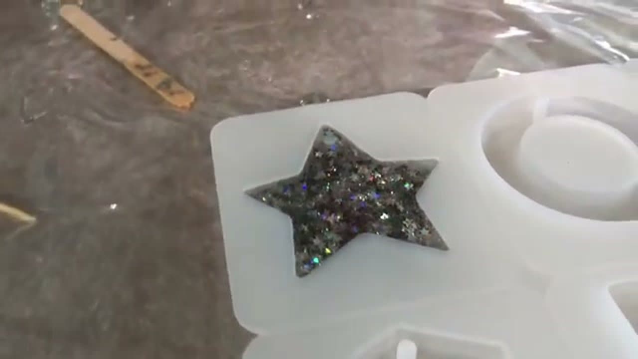 The finished result: How to Make Resin Keychains (Beginner Mod Podge Resin)