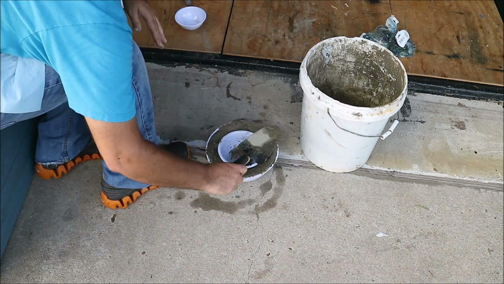 Step 3: Fill the Bowl Mould - How to Make Concrete Mushrooms for the Garden