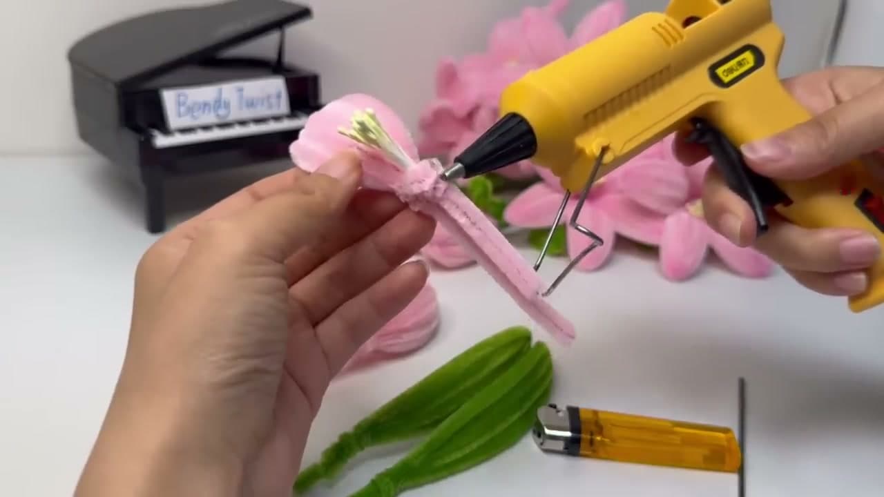 Step 3: Step 3: Glue Six Petals Around the Wire Stem