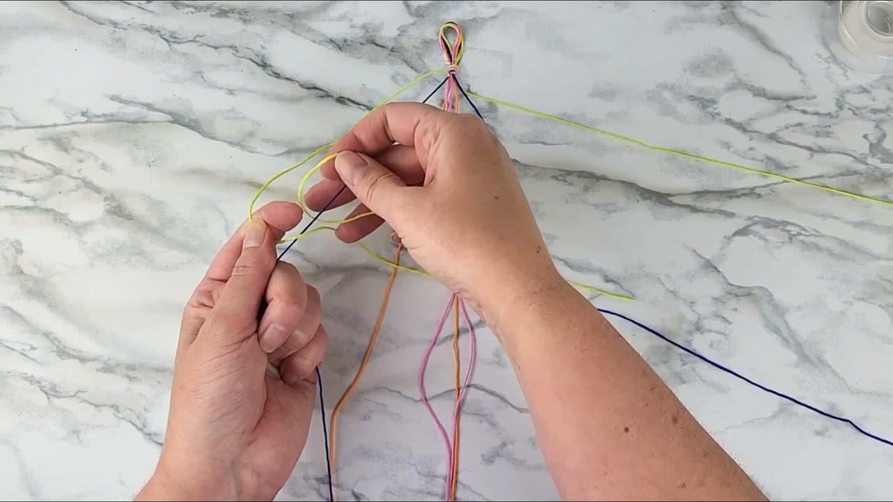 Step 4: Step 4: Tie a Forward Knot