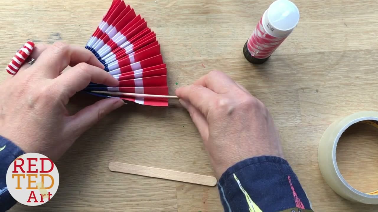 Step 7: Step 7: Tape the Base and Add Handles