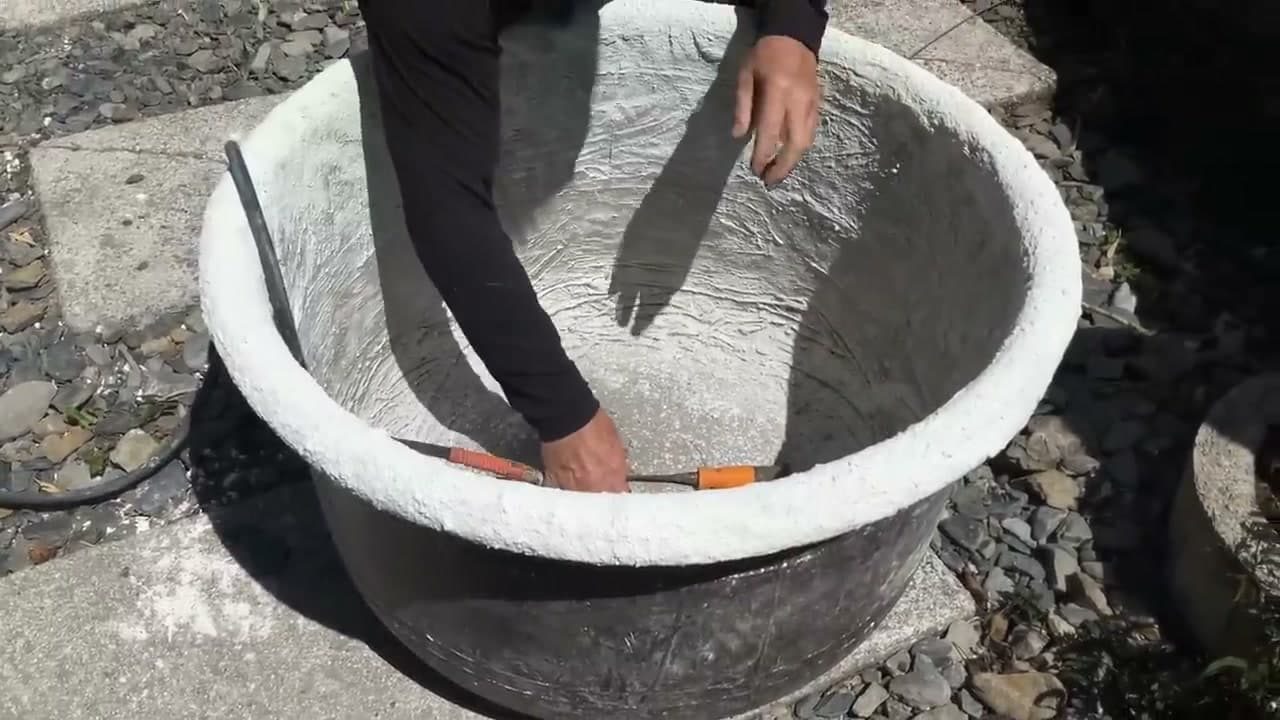 Step 8: Step 8: Paste Leftover Cement Across the Entire Inside