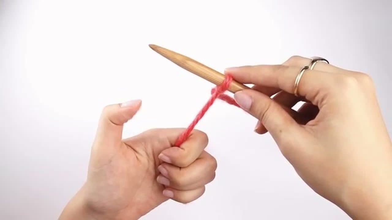 Step 4: Step 4: Hold the Yarn in Slingshot Grip