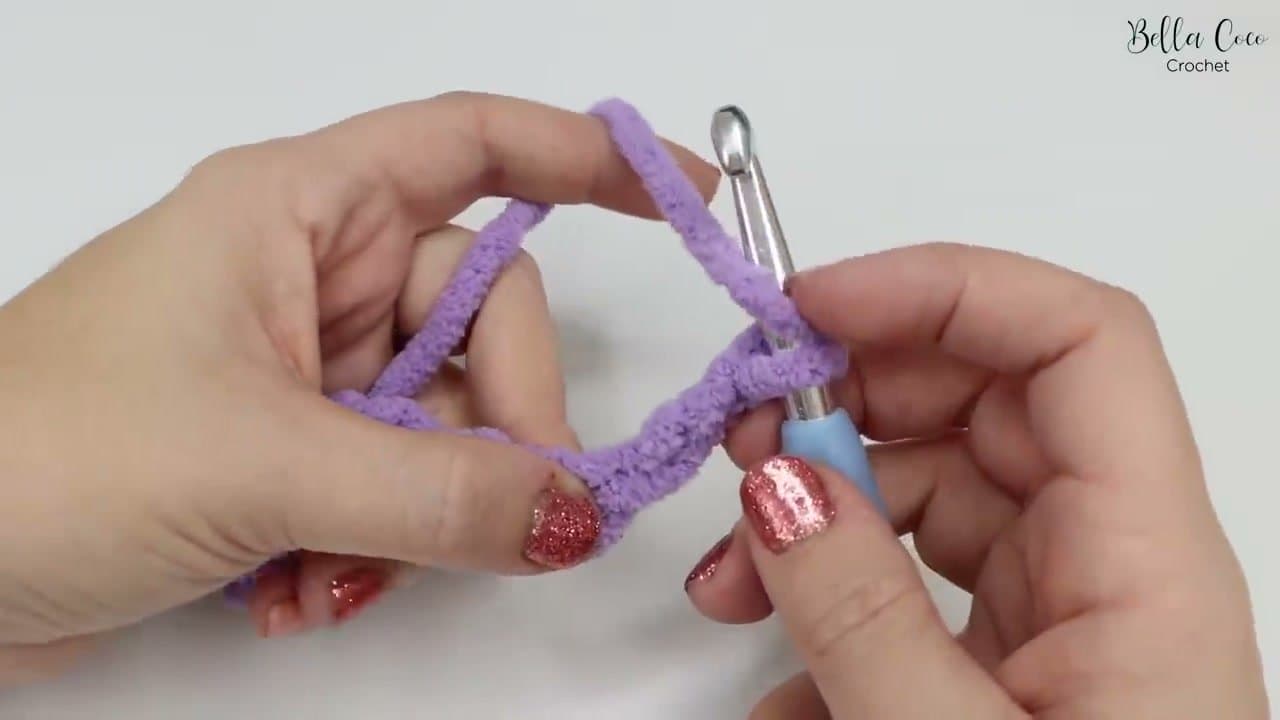 Step 4: Step 4: Work the first row of half double crochet