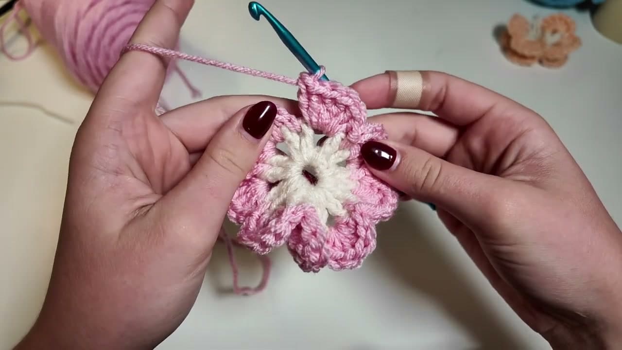 Step 5: Step 5: Work Round 2 (Six Double Crochets Per Wing)