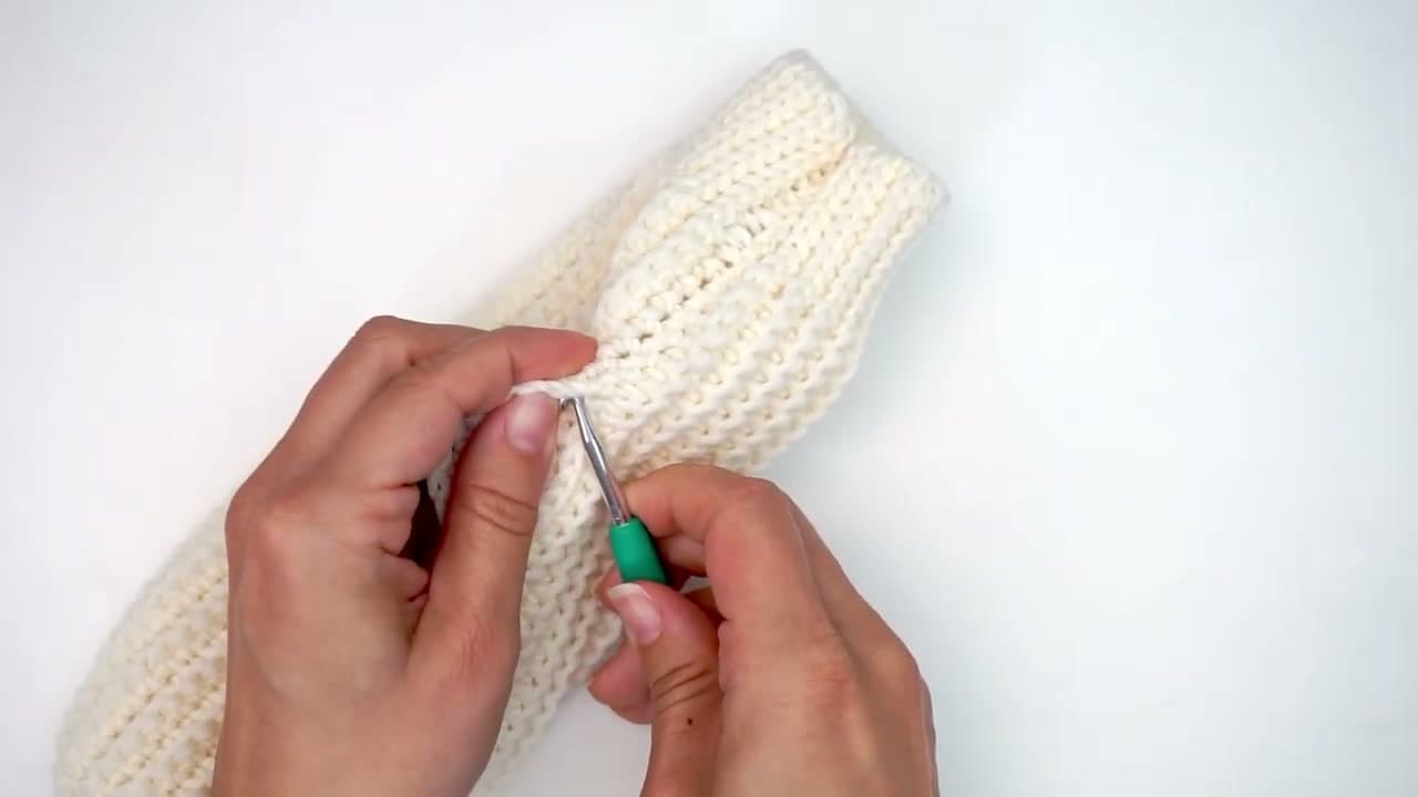 Step 9: Step 9: Attach yarn and pick up 15 stitches around the thumb gap