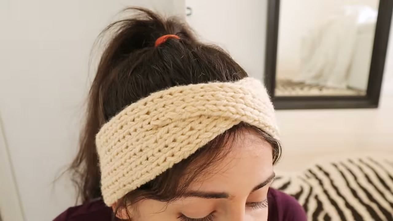 How to Knit an Ear Warmer With a Twist Front