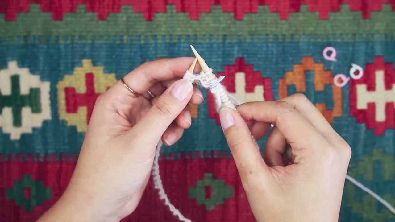 Step 5: Step 5: Knit the First Stitch to Join