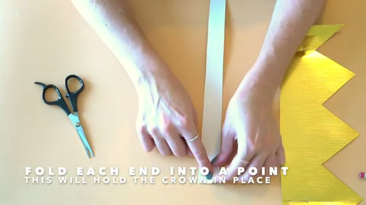 Step 5: Step 5: Fold the Strip Ends into Points