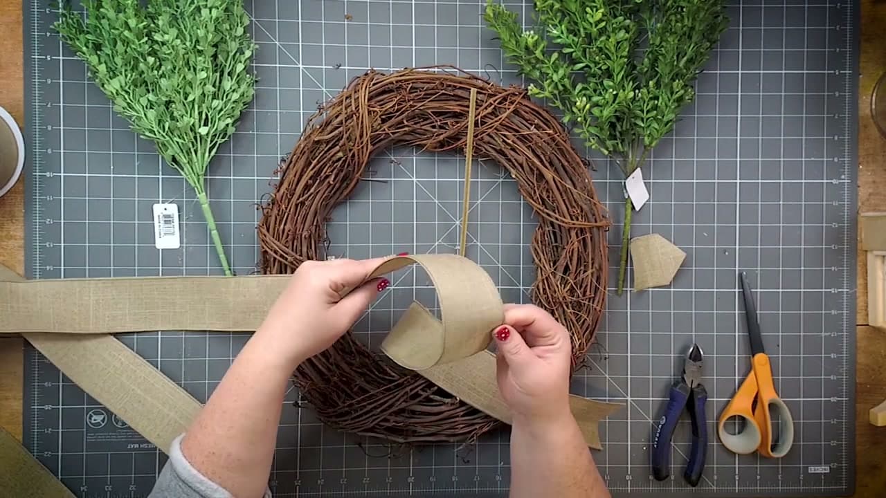 Step 3: Make the Centre Loop and Find the Right Side - How to Make a Wreath