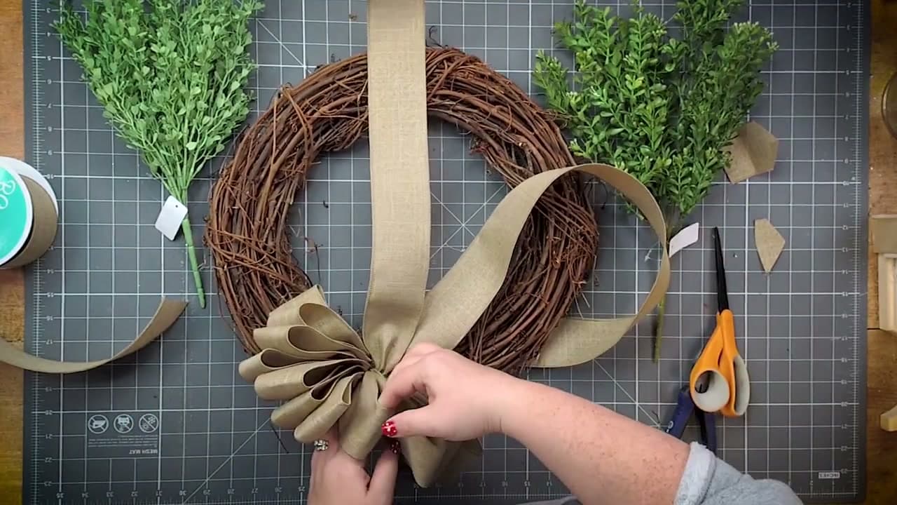 Step 8: Fluff the Bow Into Shape - How to Make a Wreath