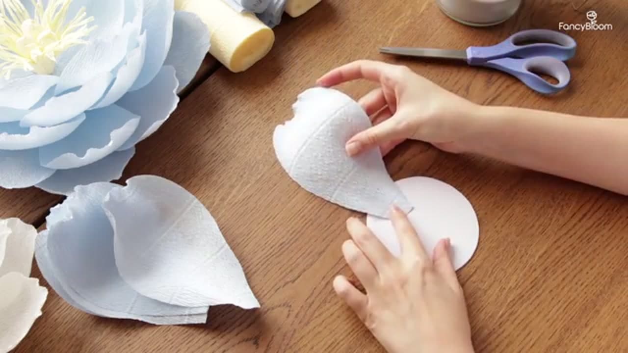 Step 5: Step 5: Glue the First Row of Petals