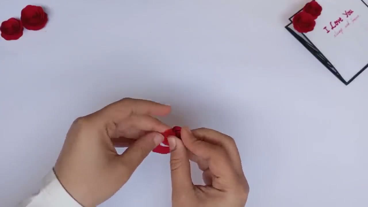 Step 3: Roll the Spiral Into a Rose - How to Make a Paper Bouquet (Rose Arrangement)