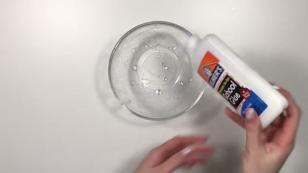 Step 2: Pour In the Glue - How to Make Slime