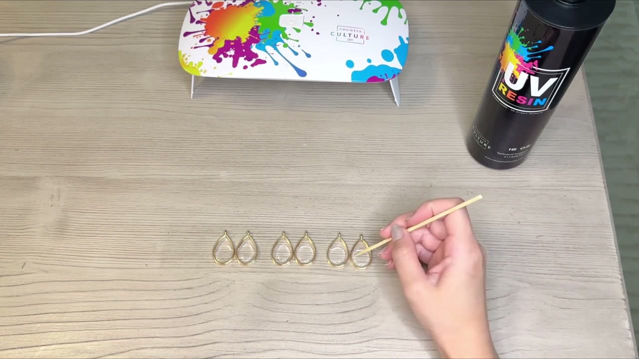 Step 4: Spread the Resin to Every Edge - How to Make UV Resin Flower Earrings (DIY Tutorial)