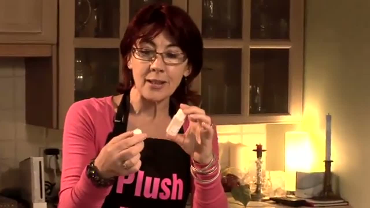 Step 3: Step 3: Drip Essential Oils Onto the Powder