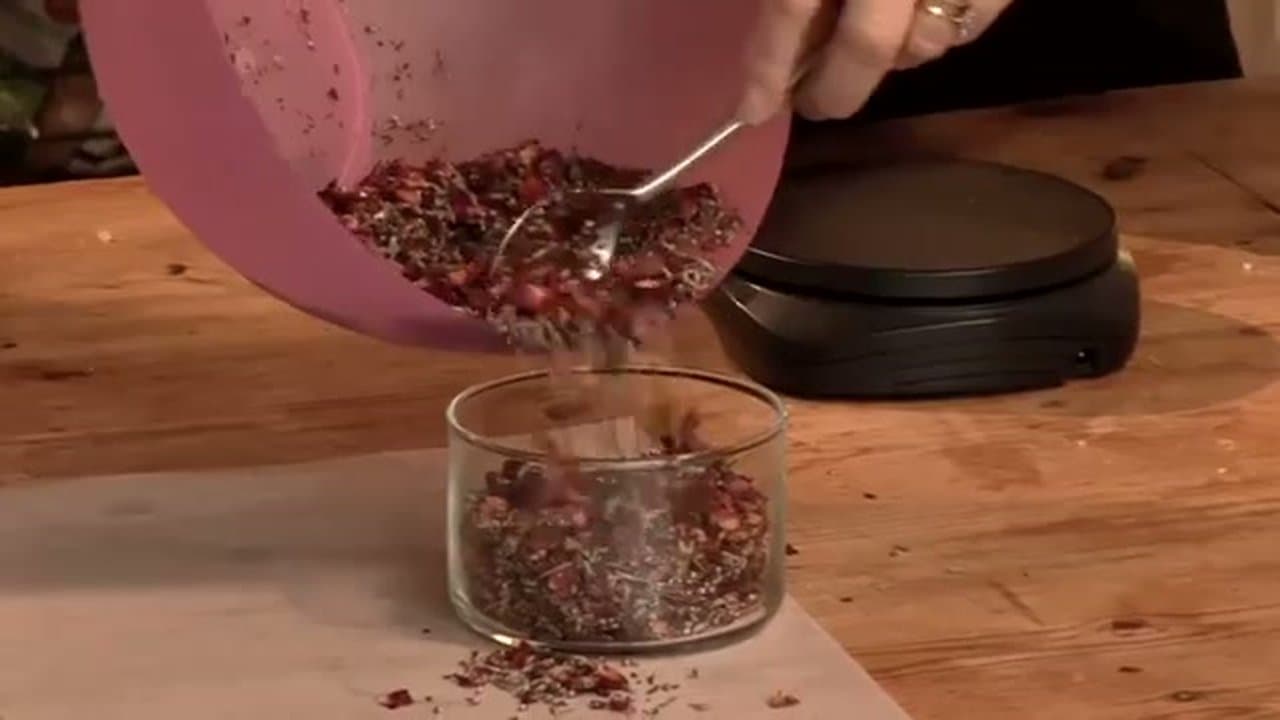 How to Make Potpourri at Home in 7 Easy Steps