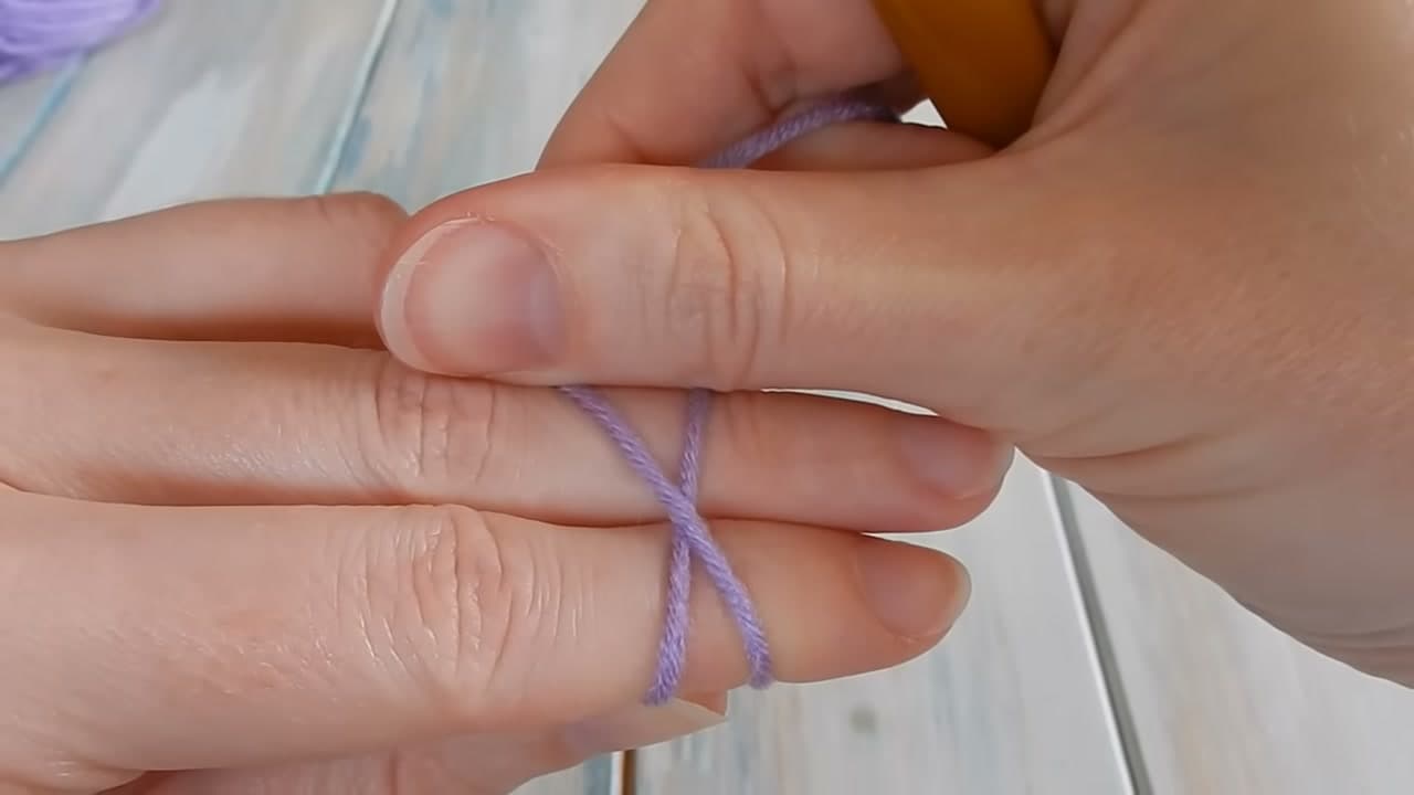 Step 4: Step 4: Turn Your Fingers and Cross the Yarn