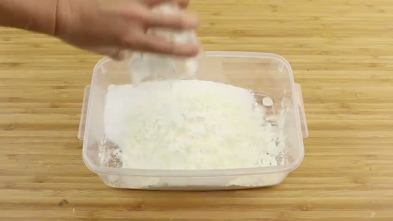 Step 4: Mix Equal Parts Baking Soda and Cornstarch - How to Make Fake Snow