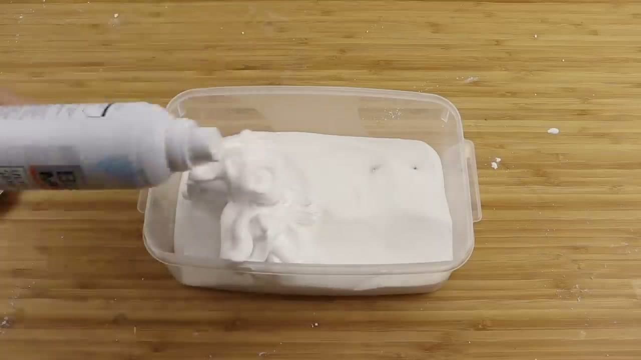 Step 7: Spray Shaving Foam Over a Tub of Baking Soda - How to Make Fake Snow