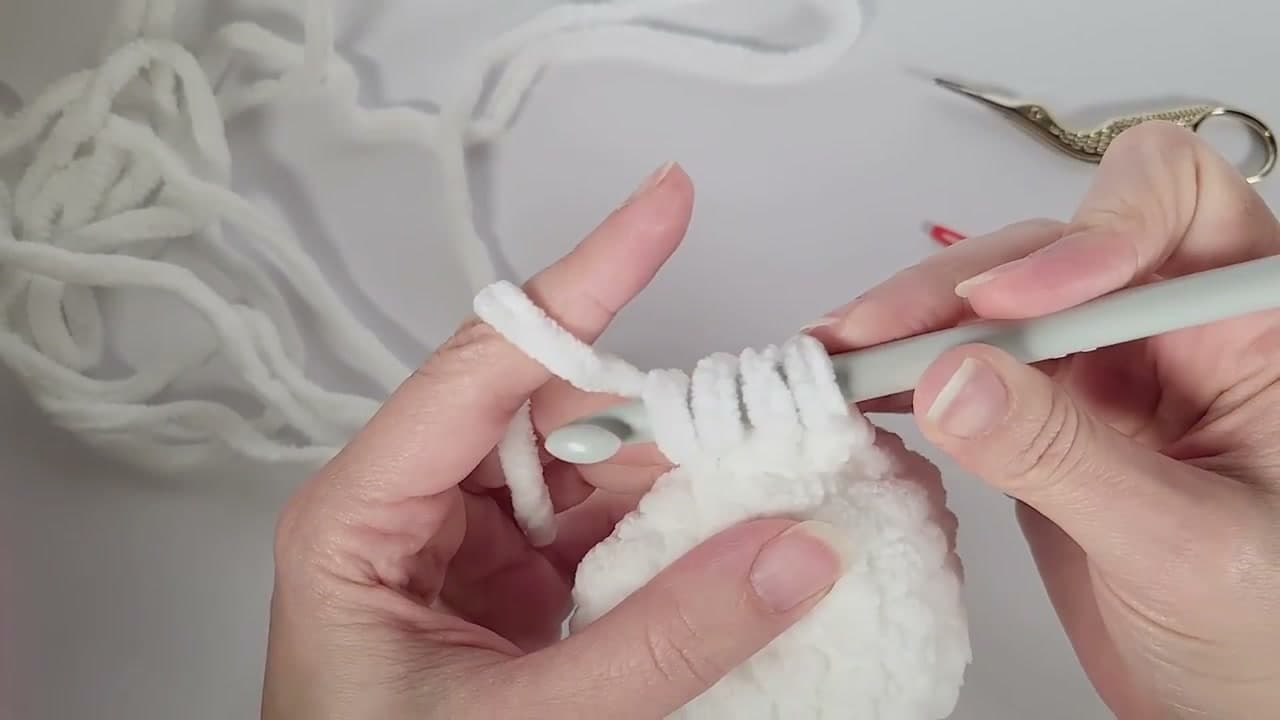 Step 5: Step 5: Round 9 - the Front Paws as Bobble Stitches