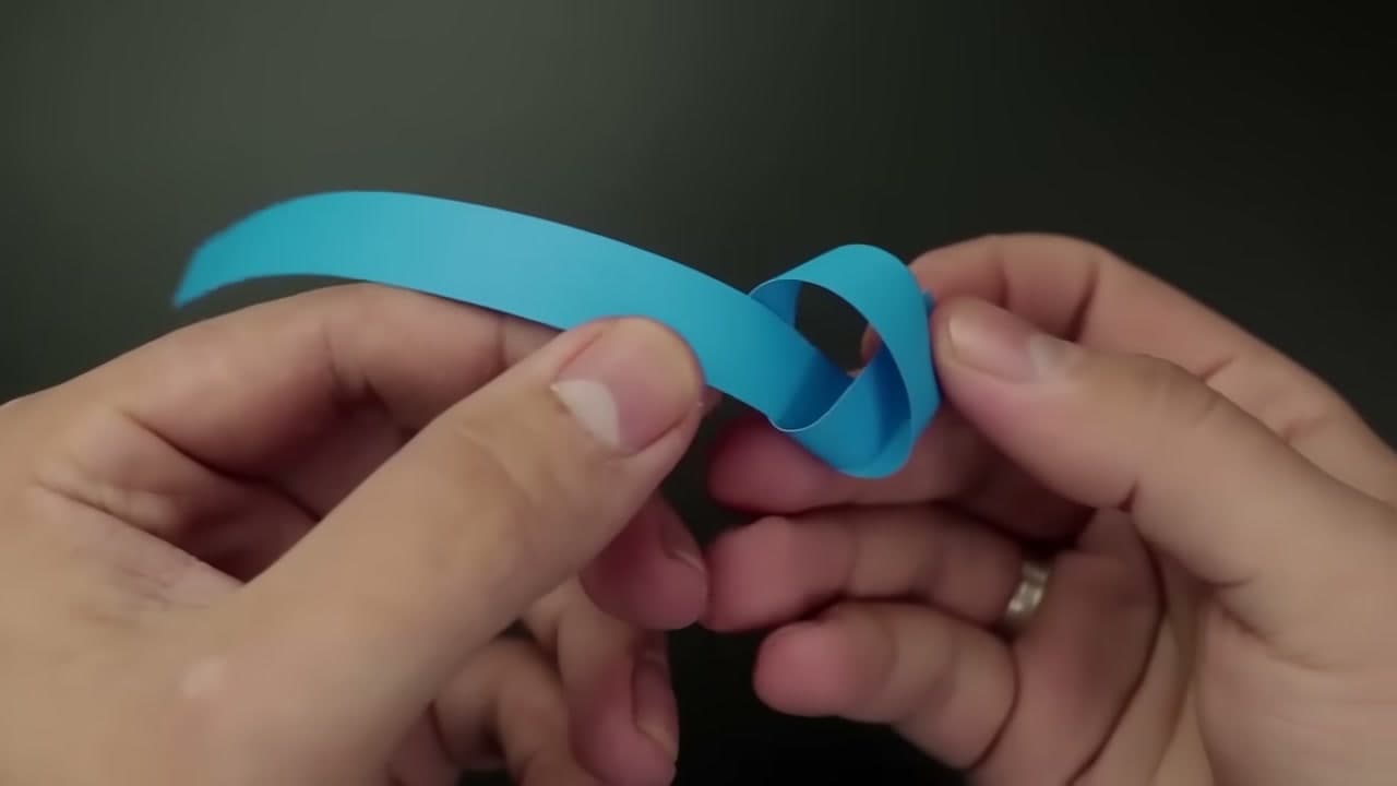 Step 2: Step 2: Tie the Starter Knot