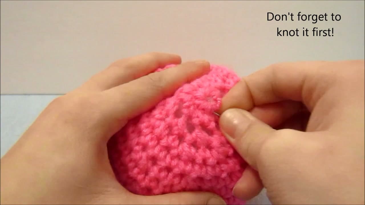 Step 9: Step 9: Close the Top with a Yarn Needle