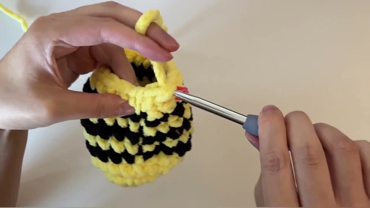 Step 4: Crochet the Yellow and Black Striped Body - How to Crochet a Bee: Beginner Amigurumi