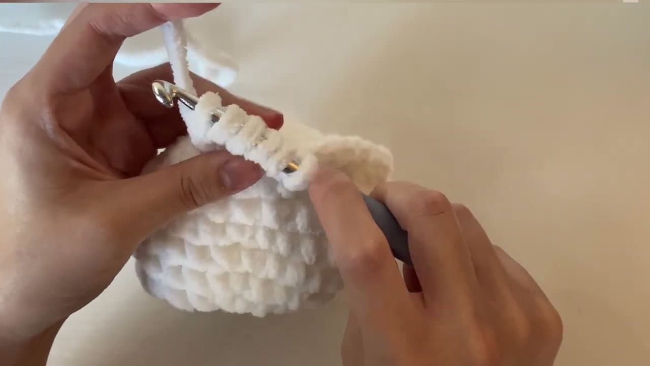 Step 5: Round 10 - the Bobble Stitch Tail - How to Crochet an Easter Bunny (Beginner Amigurumi)