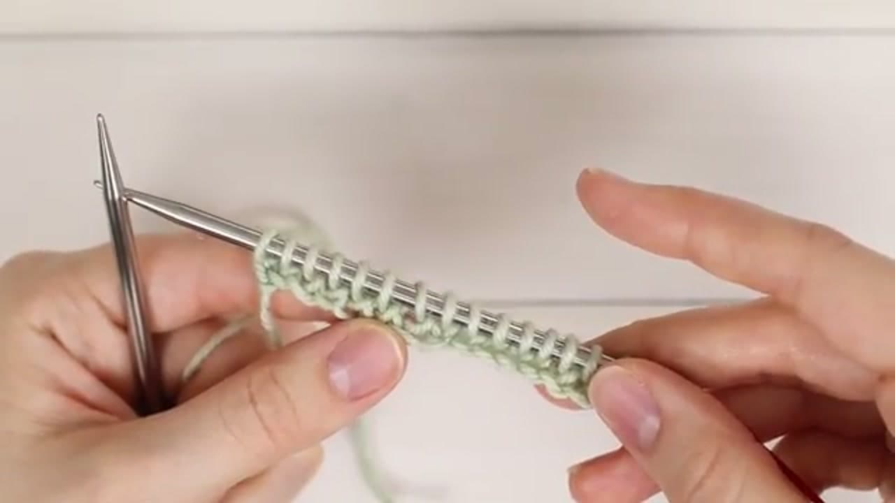 Step 4: Step 4: Turn the Work and Bring the Yarn Forward