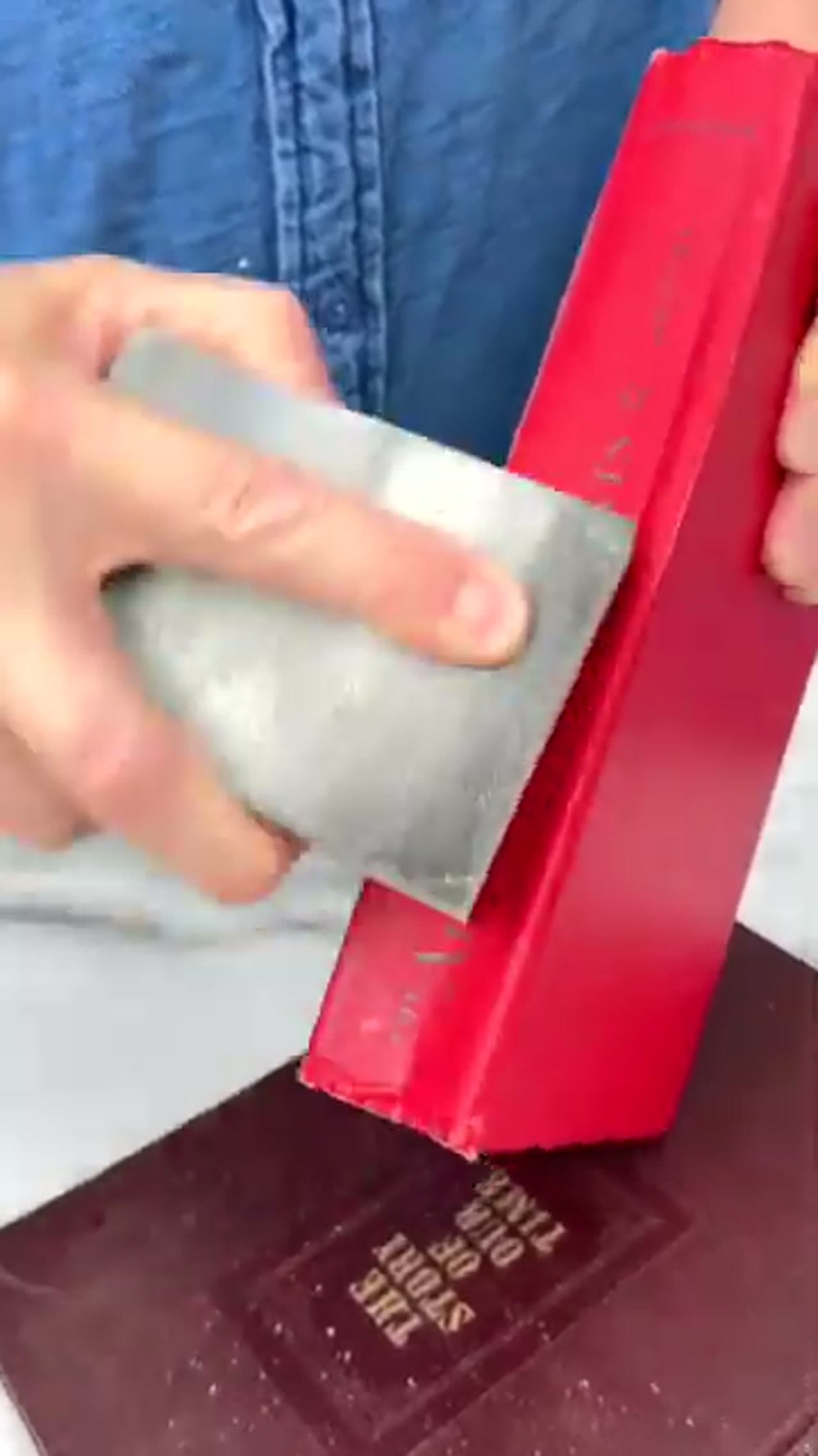 Step 5: Step 5: Sand the Book Covers for the Aged Look